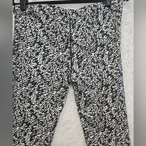 Nike Dri Fit Women's High Waisted Black and White Patterned Leggings Large - Picture 7 of 16